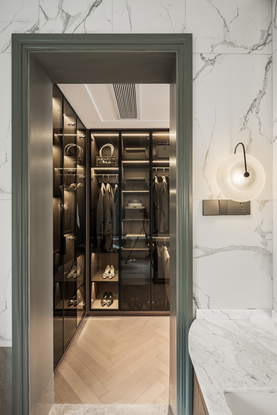 歐式輕奢風(fēng)格家裝設(shè)計室內(nèi)裝修效果圖-衣帽間 歐式輕奢風(fēng)格家裝設(shè)計室內(nèi)裝修效果圖-衣帽間