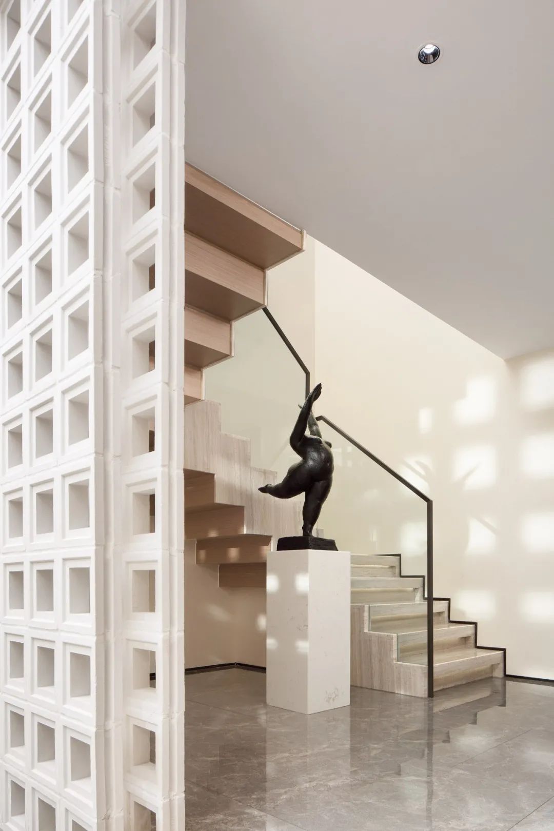 現(xiàn)代簡約風格別墅室內(nèi)設(shè)計家裝案例-樓梯 現(xiàn)代簡約風格別墅室內(nèi)設(shè)計家裝案例-樓梯