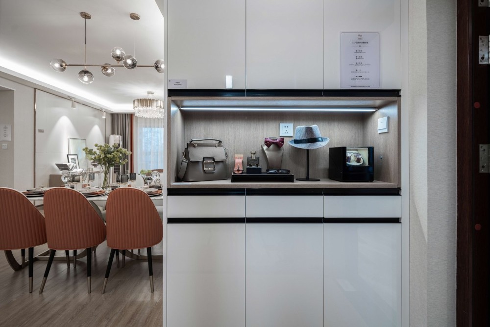 歐式輕奢風(fēng)格室內(nèi)家裝案例效果圖-玄關(guān) 歐式輕奢風(fēng)格室內(nèi)家裝案例效果圖-玄關(guān)