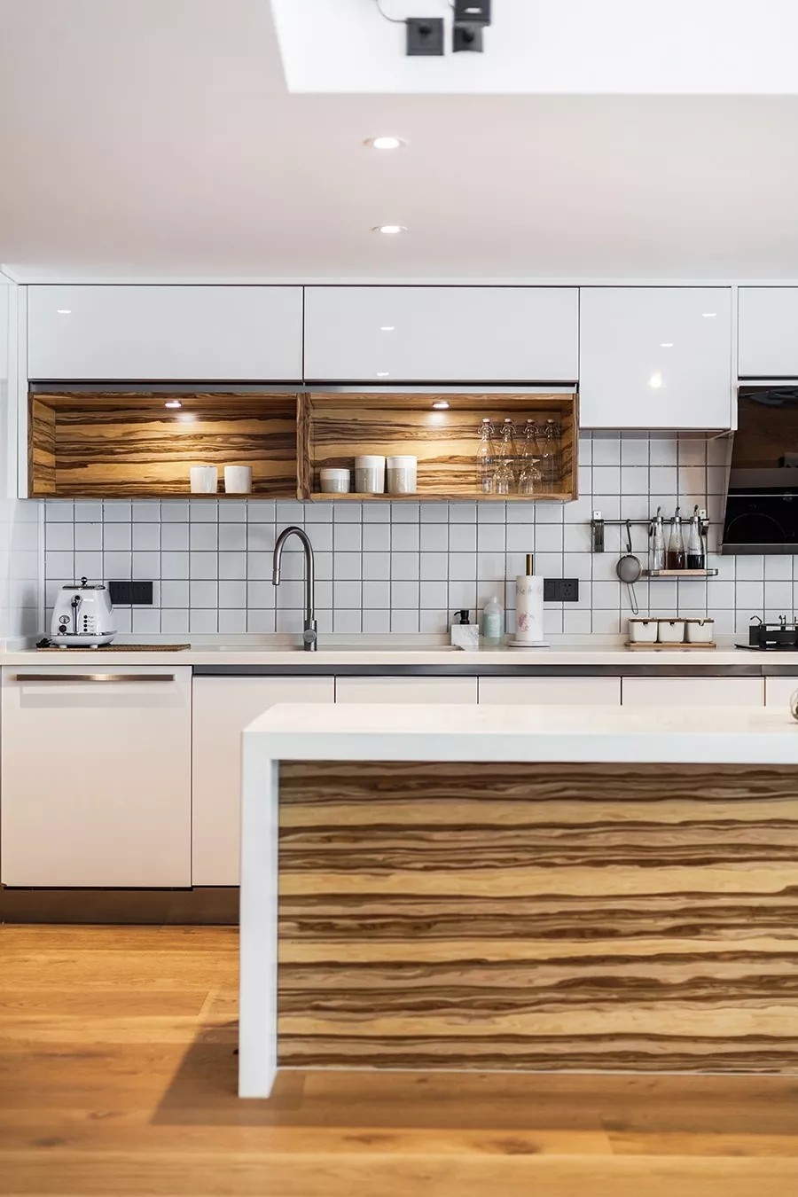 裝修公司現(xiàn)代輕奢風(fēng)格復(fù)式裝修效果圖-廚房 裝修公司現(xiàn)代輕奢風(fēng)格復(fù)式裝修效果圖-廚房