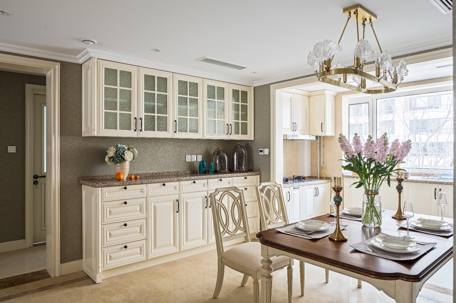 裝修案例美式輕奢風(fēng)格室內(nèi)裝修效果圖-餐廳 裝修案例美式輕奢風(fēng)格室內(nèi)裝修效果圖-餐廳