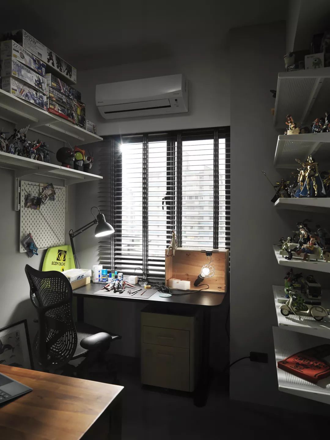 現(xiàn)代工業(yè)風風格家裝設計室內(nèi)裝修效果圖-書房 現(xiàn)代工業(yè)風風格家裝設計室內(nèi)裝修效果圖-書房