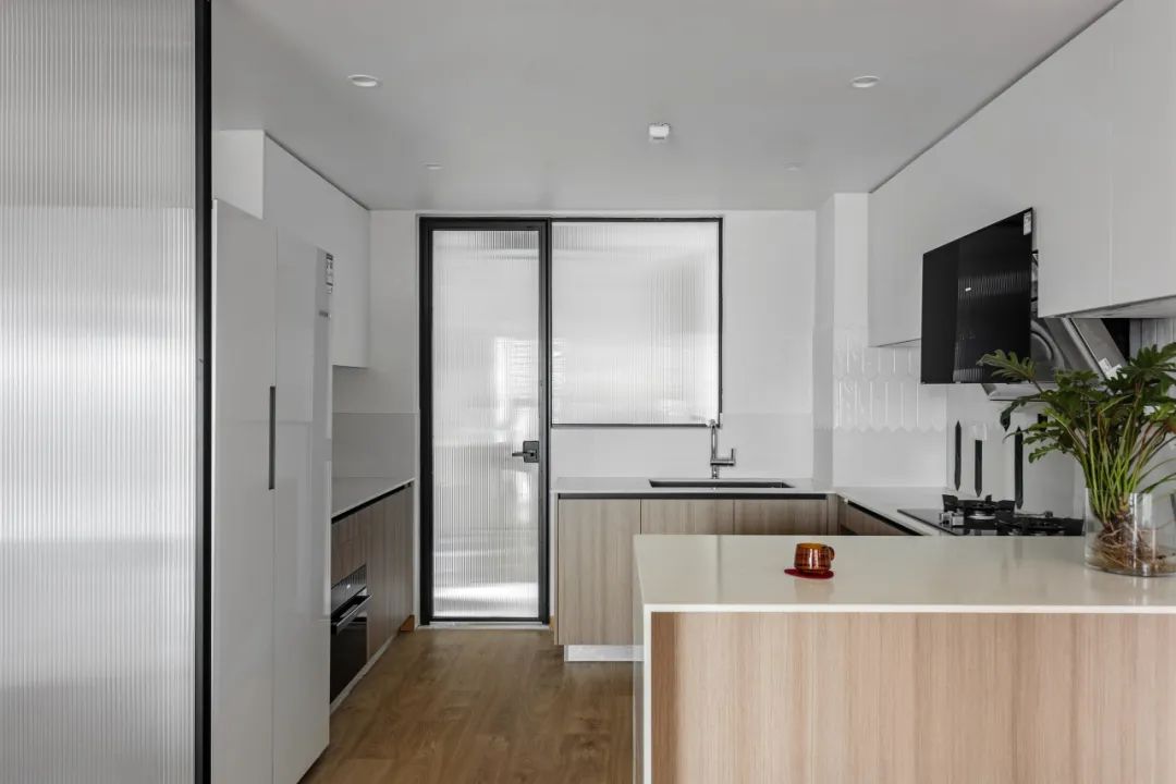 現(xiàn)代原木風(fēng)格室內(nèi)設(shè)計(jì)家裝案例-廚房島臺(tái) 現(xiàn)代原木風(fēng)格室內(nèi)設(shè)計(jì)家裝案例-廚房島臺(tái)