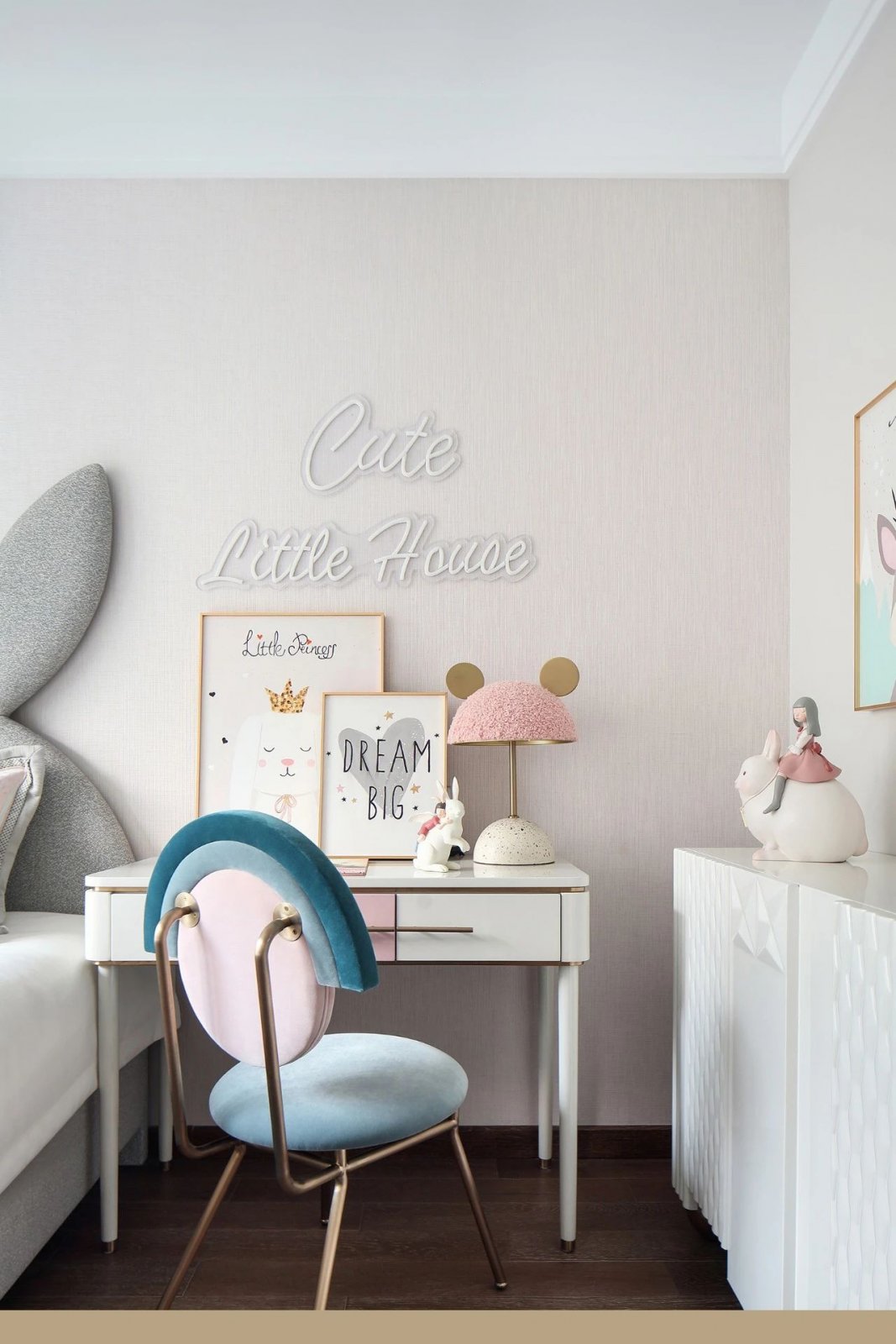 現(xiàn)代簡約風(fēng)格室內(nèi)設(shè)計家裝案例-書桌 現(xiàn)代簡約風(fēng)格室內(nèi)設(shè)計家裝案例-書桌